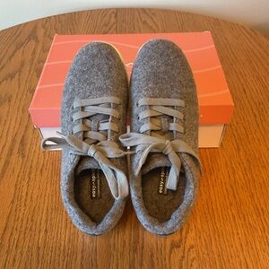 Women’s Easy Spirit Ezdoesit Sneaker in Gray, Size 9 Wide.